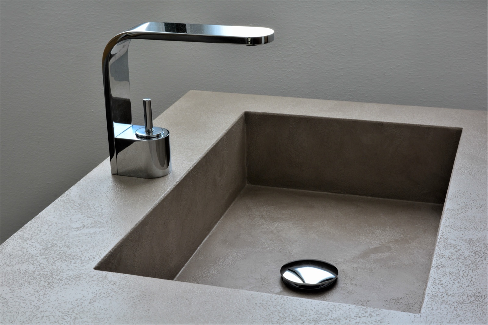 Betonwaschbecken mit Designarmatur — Badreferenz von Saur Haustechnik